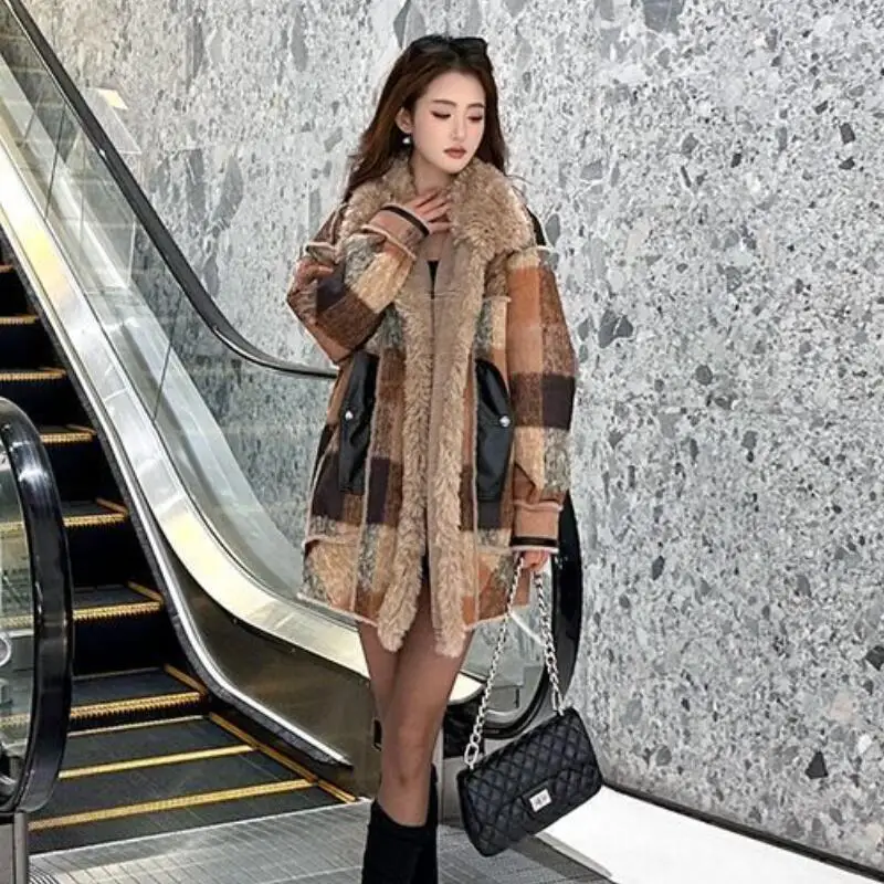 Herbst Winter Neue Frauen Mode Weiche Lose Super Gut Aussehende Retro Plaid Plus Plüsch Dicke Lose Spleißen Pelz Ein Stück Jacke