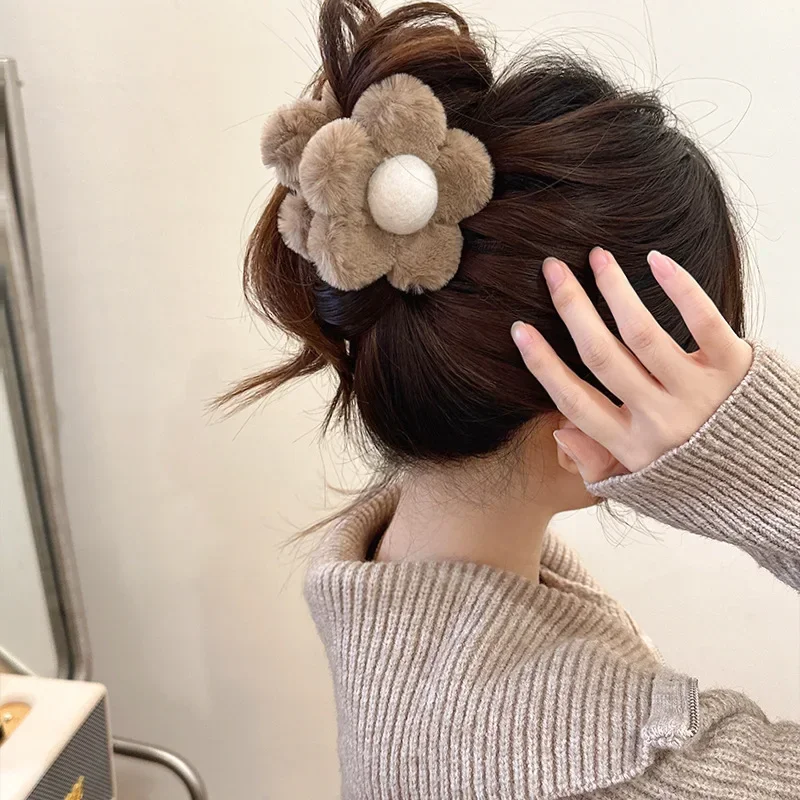 1Pc Cute Plush Floral Hair Claw Simple and Versatile Shark Clips Hair Accessory for The Back of Head Autumn and Winter Wholesale