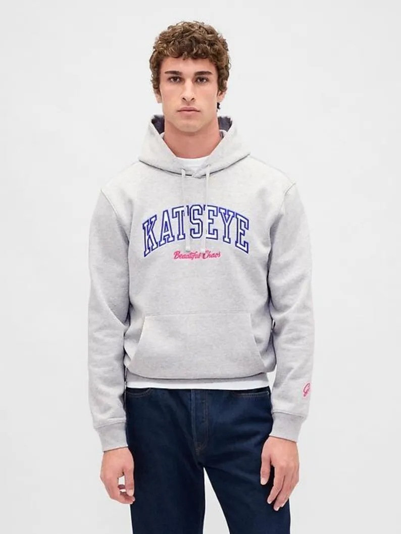 سترة KATSEYE للجنسين على طراز اسكواش في الحرم الجامعي: رمادي فاتح مريح مع تصميم شعار "الفوضى الجميلة".
