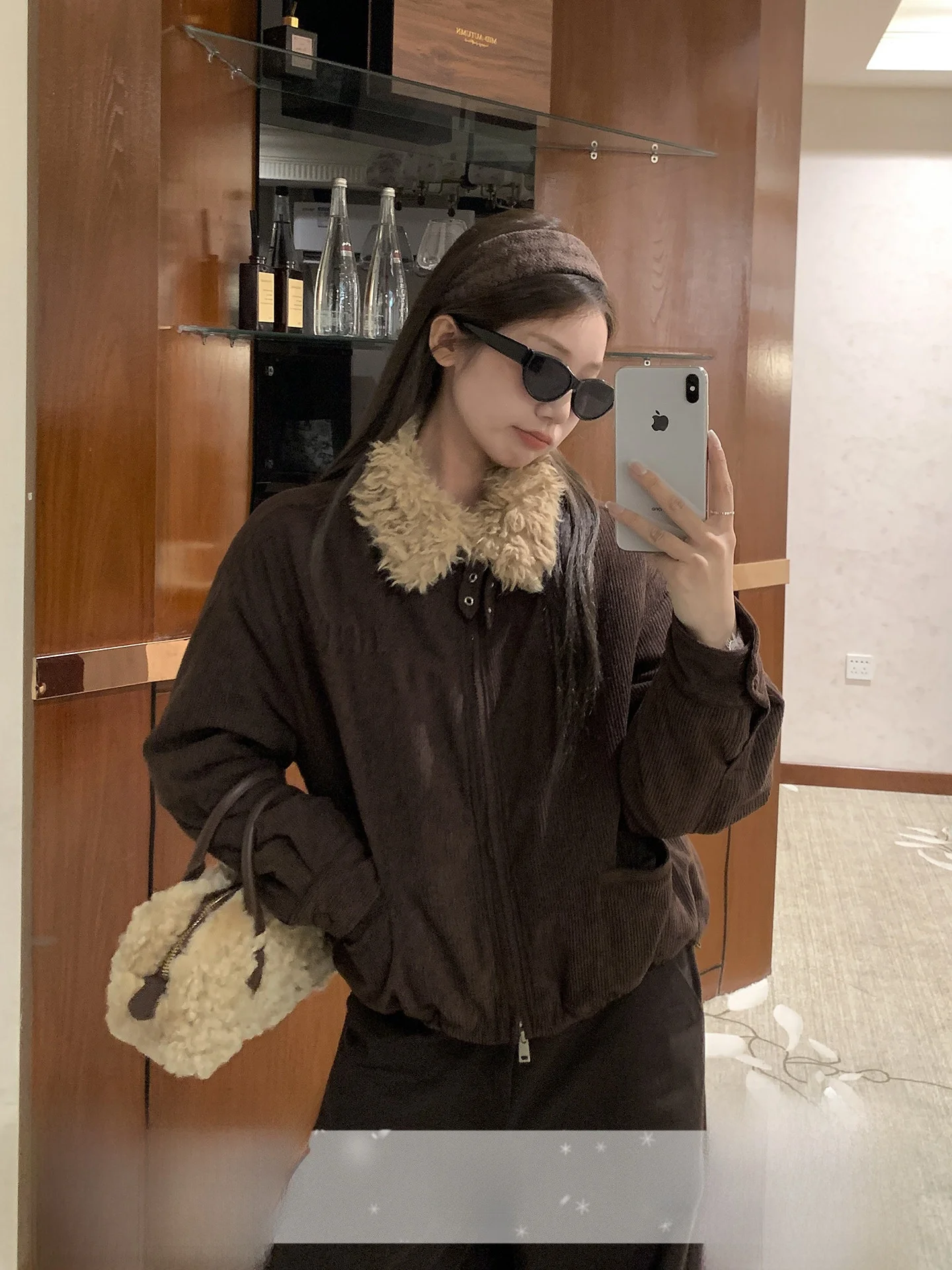 

Темно-коричневая вельветовая куртка женская зимняя утепленная в корейском стиле с воротником из овечьего меха, на хлопковой подкладке, прямого кроя