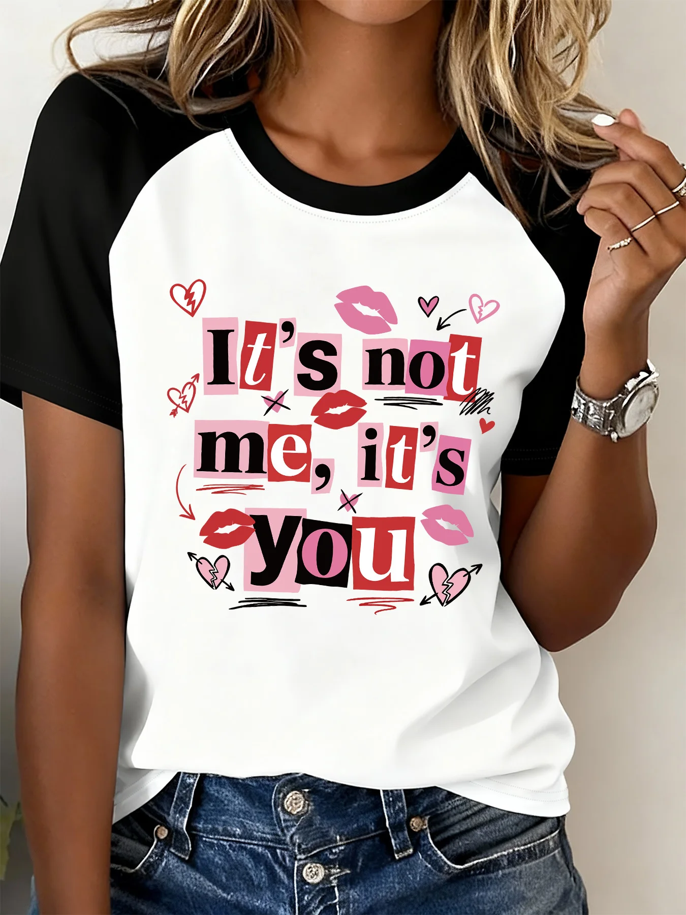 T-Shirt with Black and White Color Combination, Heart and Lips Print, Raglan Short Sleeves, Personalized and Fun Letter Pattern Casual T-Shirt