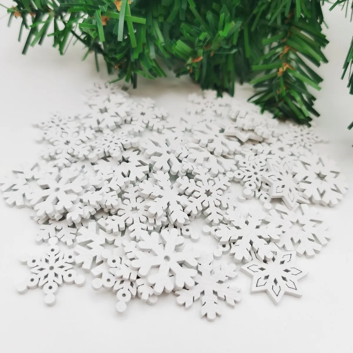 50pcs 25mm Wooden Christmas Snowflake Cutouts Slices Ornaments For Scrapbooking Embellishments DIY Xmas Winter Crafts