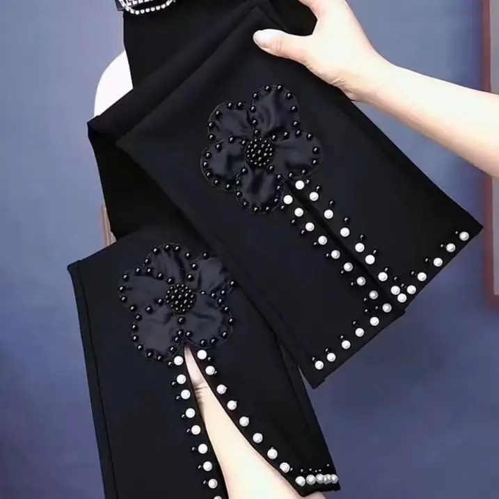 Heavy Industry Black Flower Nail Bead Micro Pull Pants 2024 Wyszczuplające i elastyczne nowe codzienne krótkie i wszechstronne spodnie damskie