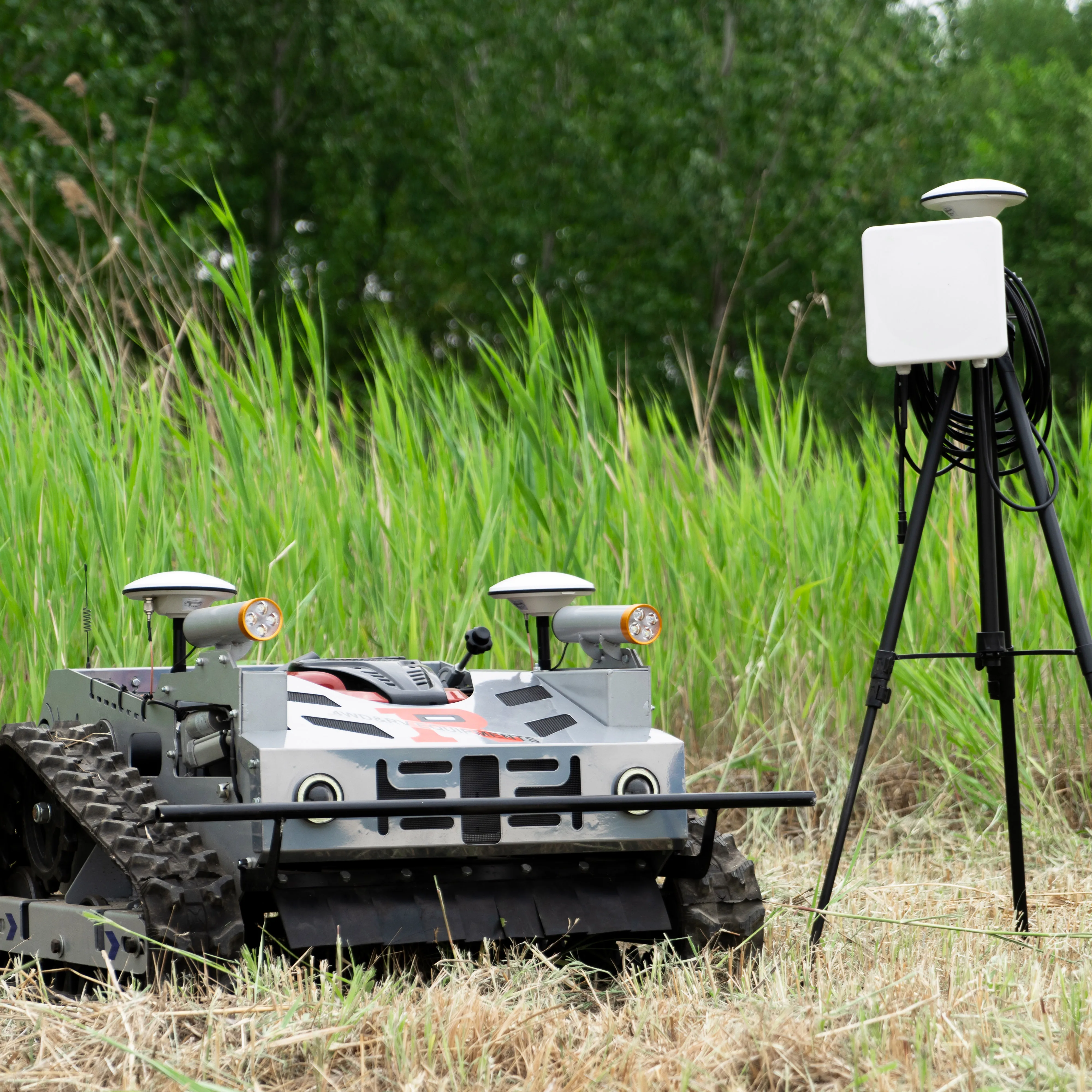 크롤러 원격 제어 잔디 깎는 기계 CE EPA 인증 550mm 800mm 1000mm 공장 저렴한 잔디 절단기