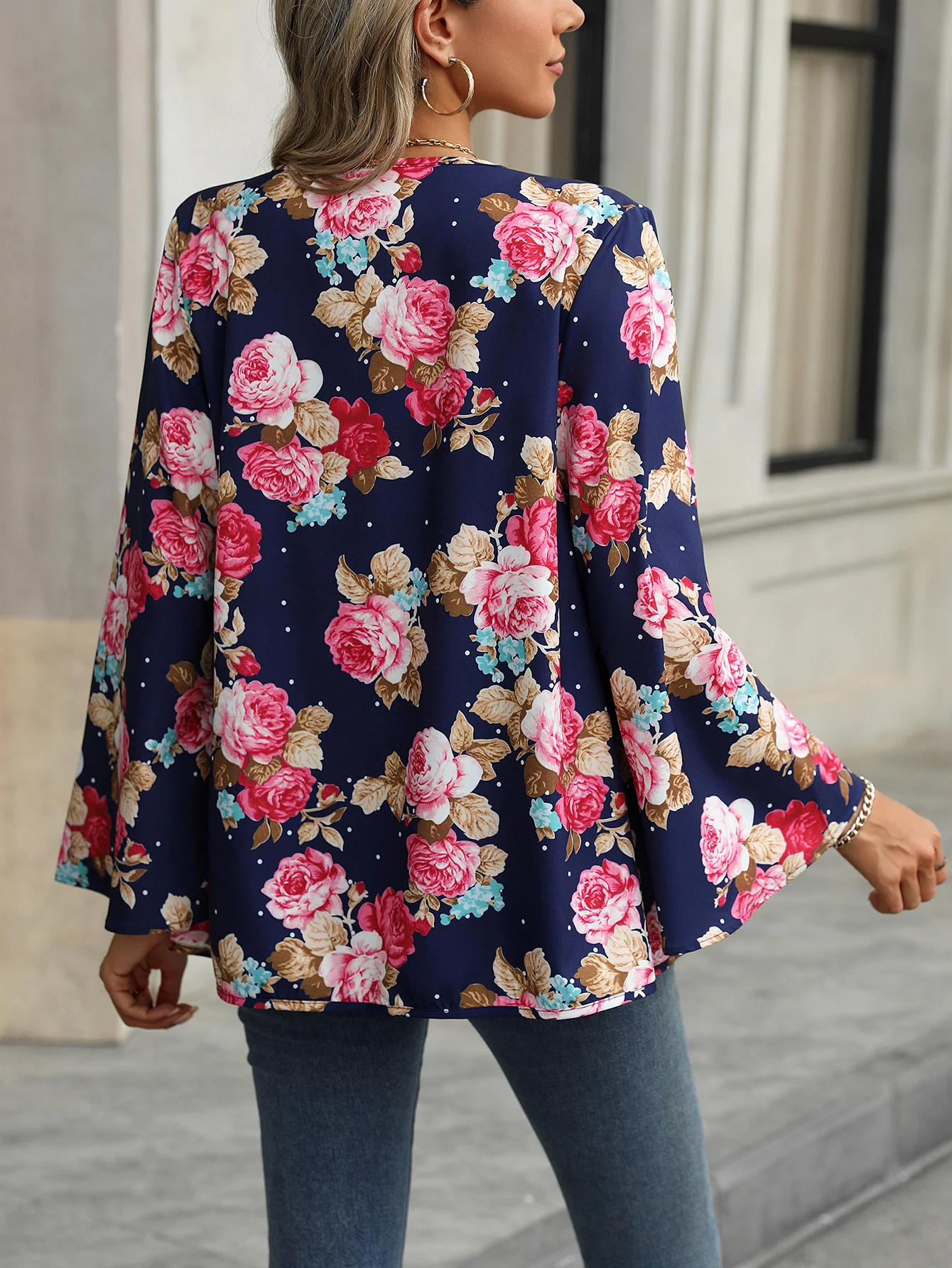 European and American women\'s fashionable and elegant floral print V-neck flared sleeve shirt