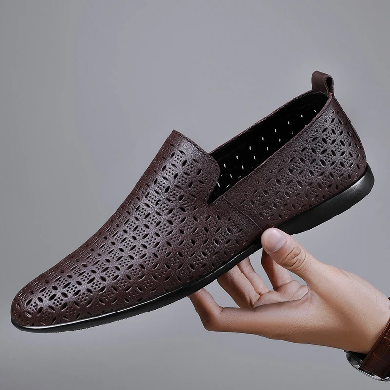 

Удобные мужские лоферы на плоской подошве. Простая и модная повседневная мужская обувь.