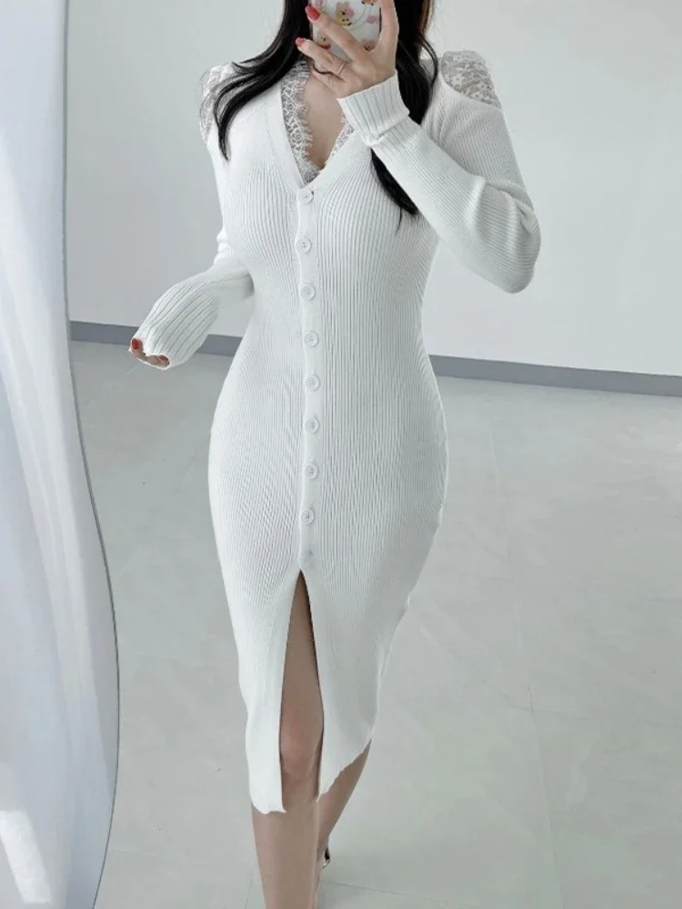 エレガントなVネックニットワンピース 長袖 レーストリム スリムフィット ベースドレス 春の新作 セクシーなスリット入り 無地 シングルブレストトップス