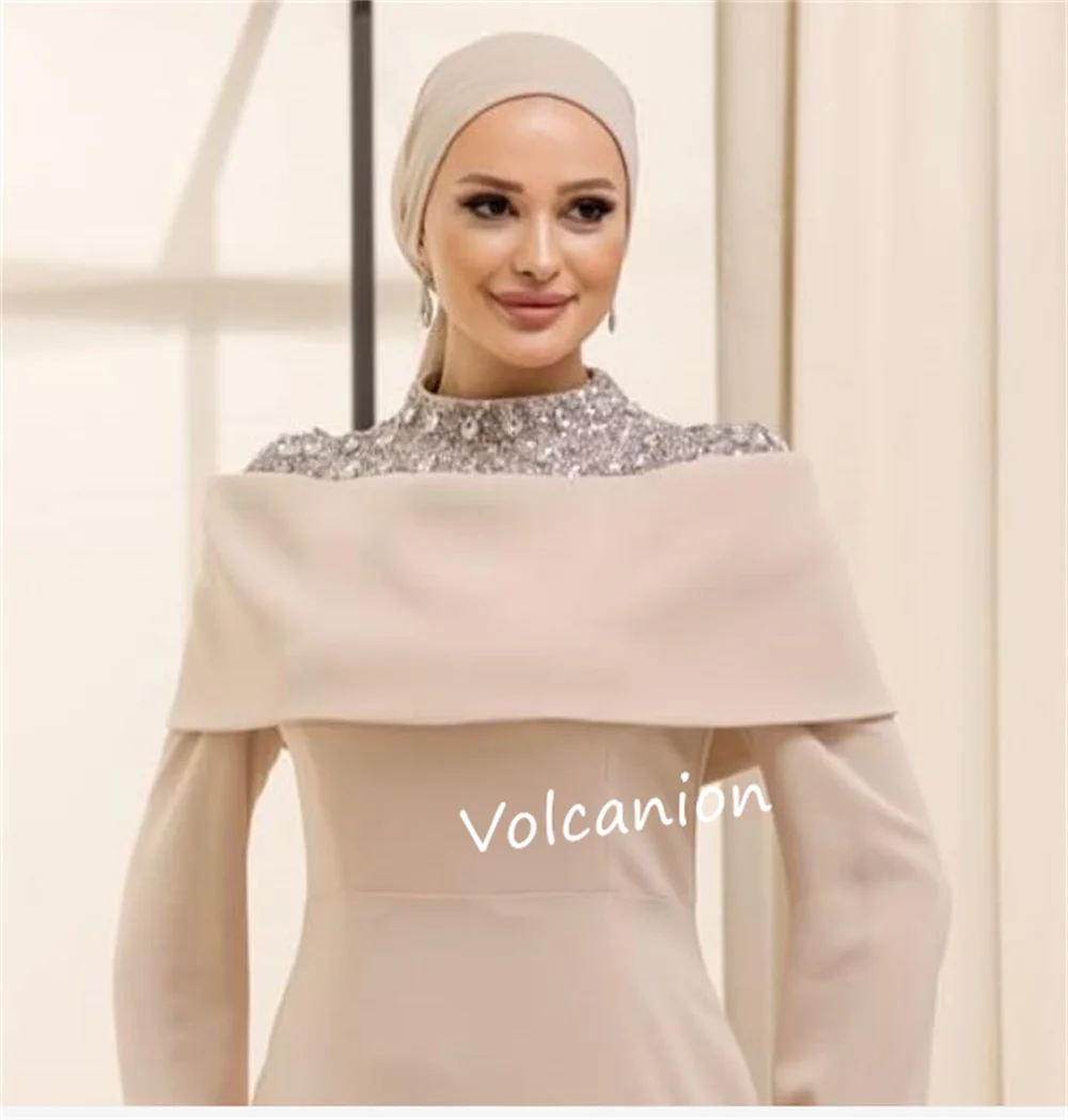 فساتين طويلة مخصصة من الجيرسيه مطرزة على شكل حرف A وياقة عالية مناسبة مخصصة للحفلات الراقصة أزياء أنيقة في المملكة العربية السعودية