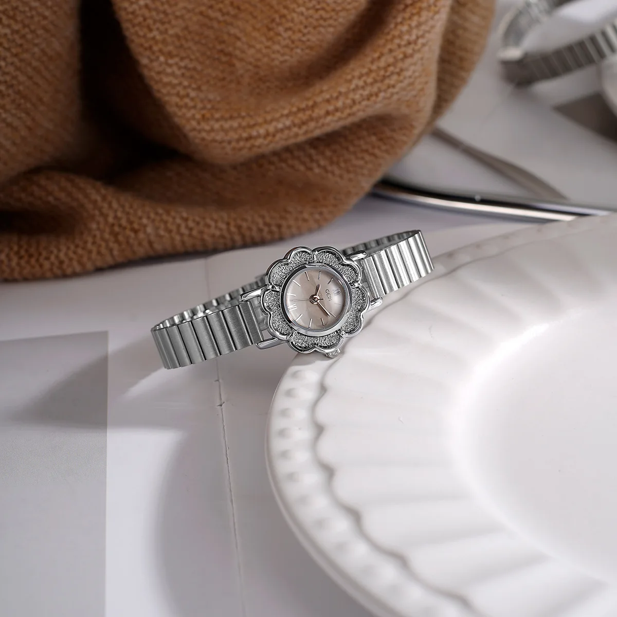 UTHAI 61043 CQ497 ساعة نسائية كلاسيكية عصرية وأنيقة بحزام من الخيزران البتلة ساعة كوارتز مقاومة للماء هدية رائعة على مدار الساعة