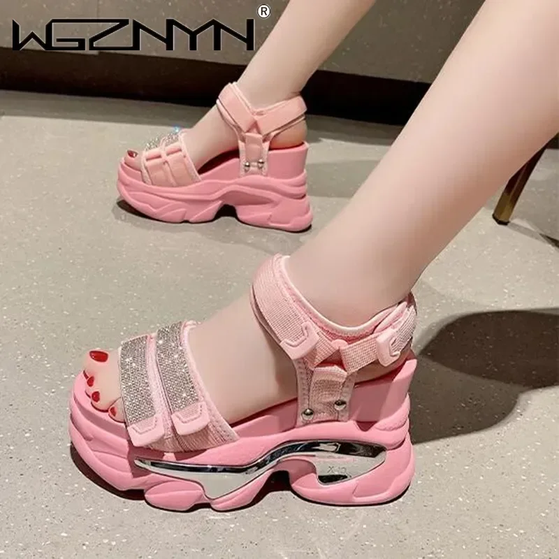 Nuevas sandalias de plataforma alta de verano para mujer, zapatos ostentosos con hebilla de 10CM, sandalias gruesas exteriores a la moda, chanclas informales para playa para mujer