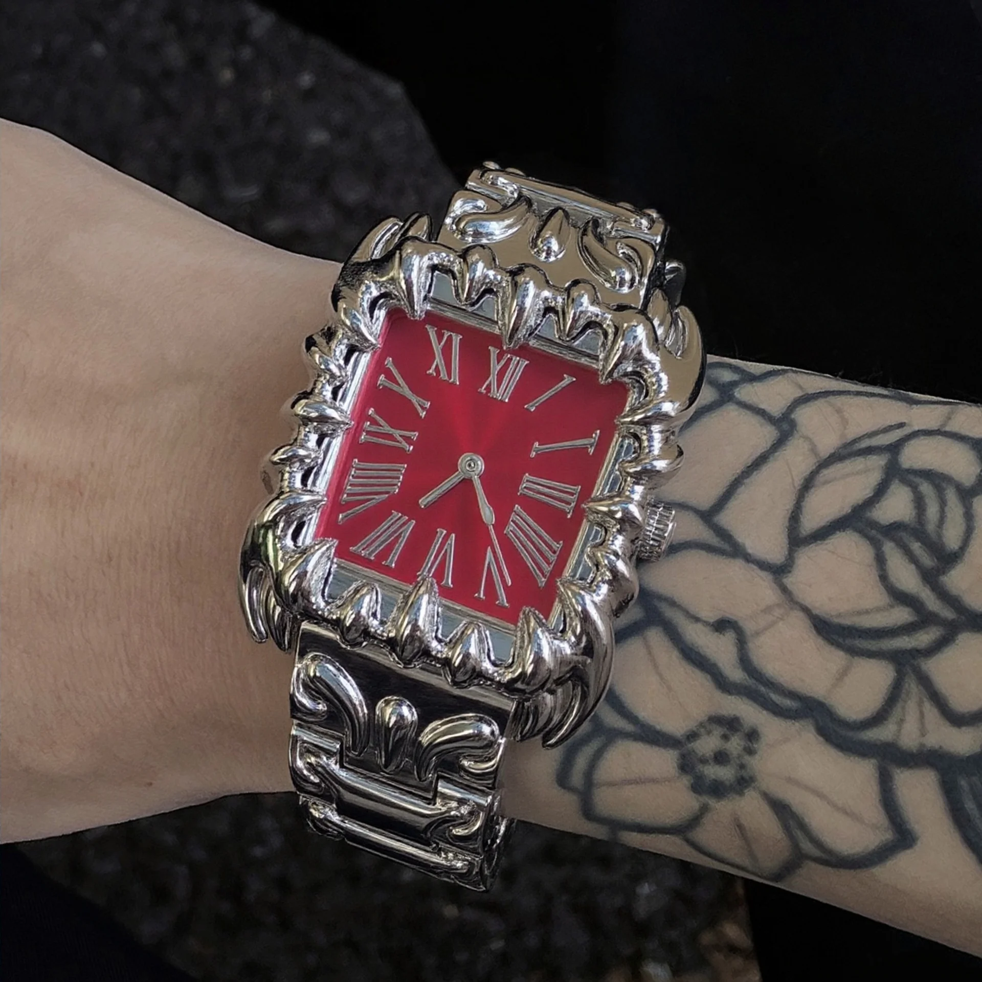 

Мужские кварцевые часы в уникальном ретро-стиле, квадратные, дизайн Y2K «Демонический коготь», Alabaster Industries, креативные часы «Дьявол», мужские наручные часы