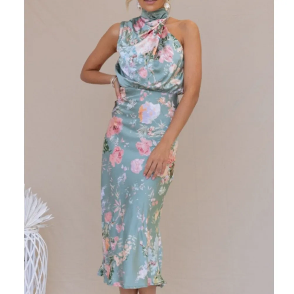 

Женское летнее новое стильное легкое атласное платье без рукавов с подвесным вырезом и модным атласным принтом