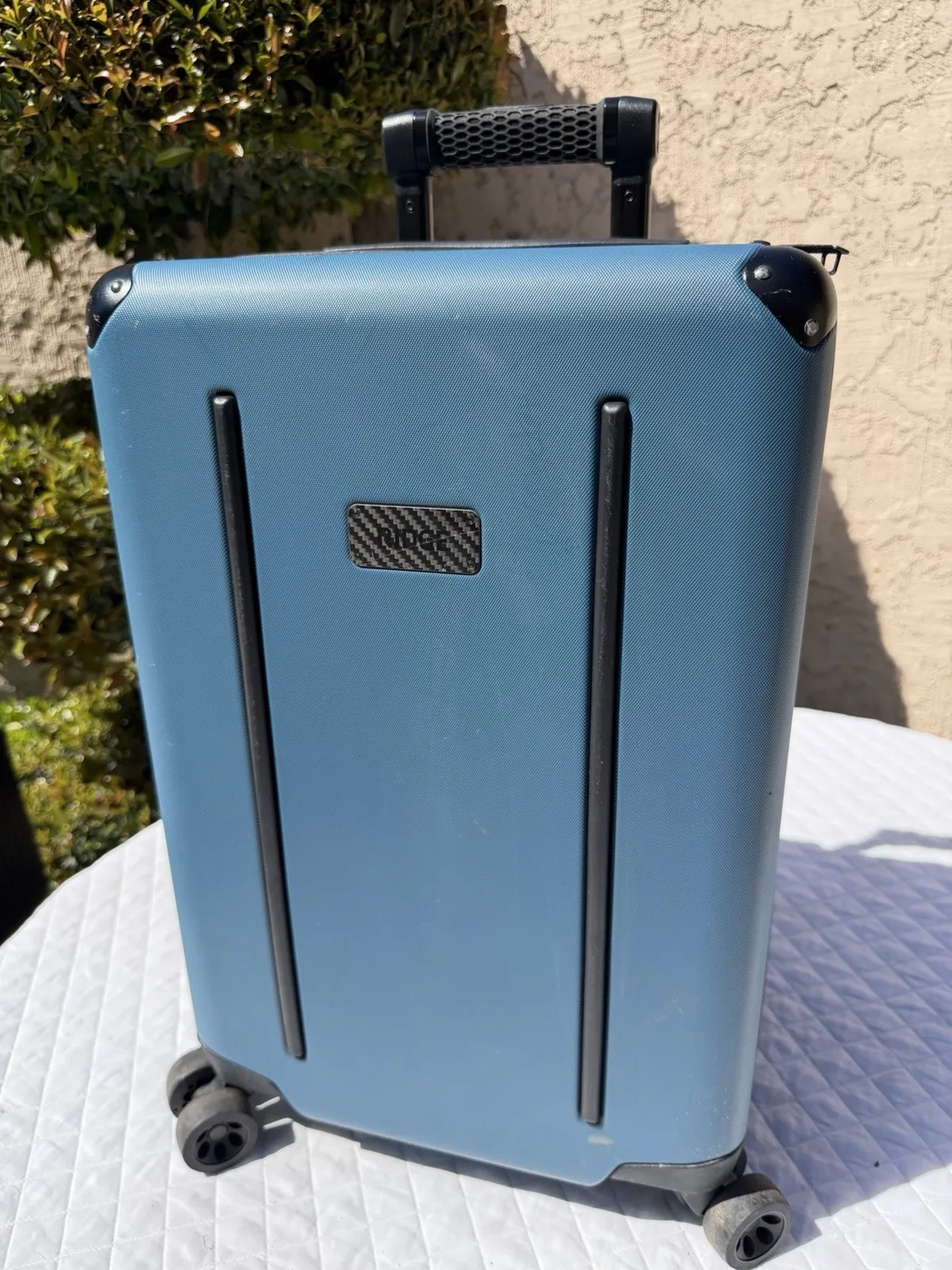 

Чемодан на колесиках The Ridge Luggage Carry-On 22” Alpine Navy из поликарбоната