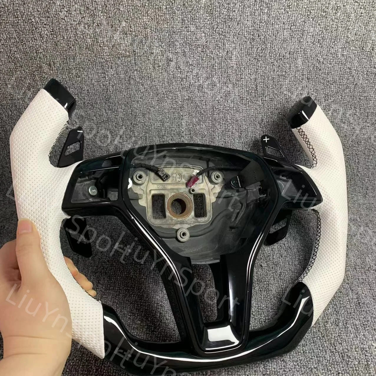 Maßgeschneidertes Piano Black F1 Racing Lenkrad für Mercedes-Benz CLA W212 GLE GLS E350 2015–2018 – Detail 2