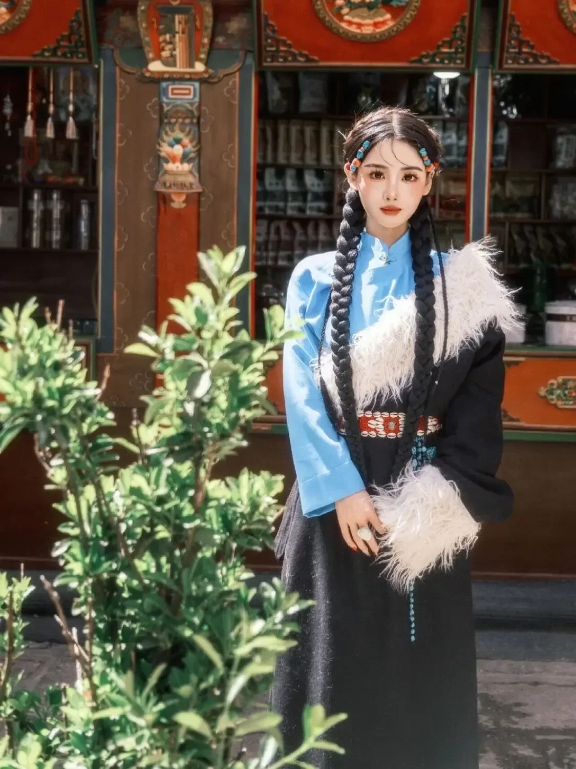 

New thickened winter Tibetan clothing ethnic characteristics Yunnan travel photography Tibetan robe