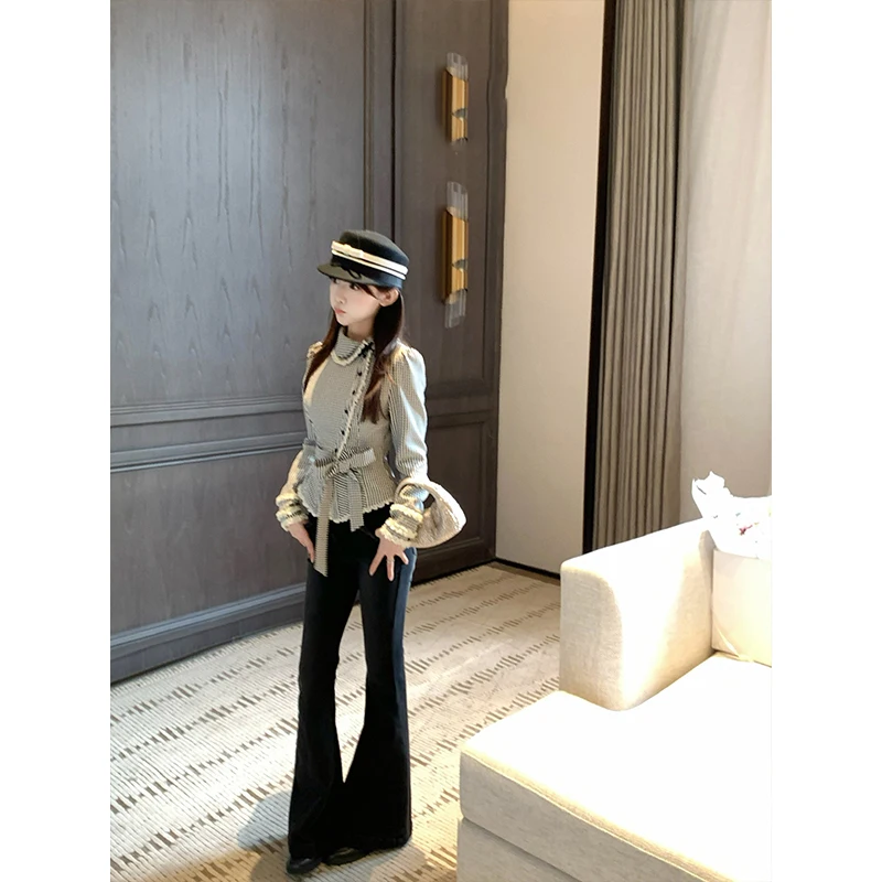 เสื้อเชิ้ตสไตล์เรโทรหวานละมุนสำหรับผู้หญิง ฤดูใบไม้ผลิ รุ่นใหม่ สไตล์ฝรั่งเศส ลายสก็อตแบบไม่สมมาตร คอปีเตอร์แพน แต่งลูกไม้ ทรงเข้ารูป เสื้อผ้าผู้หญิง