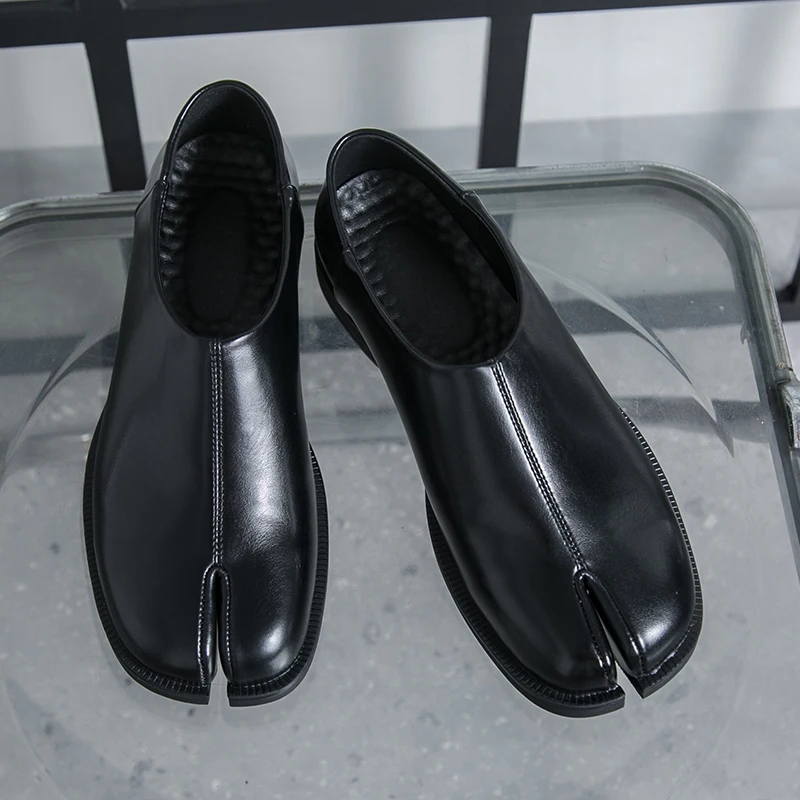 High-end Designer Split Toe Tabi Men's Sneakers and Casual Shoes Fashion Retro Leather Slip-On Loafers Men Shoes Tenis Masculino