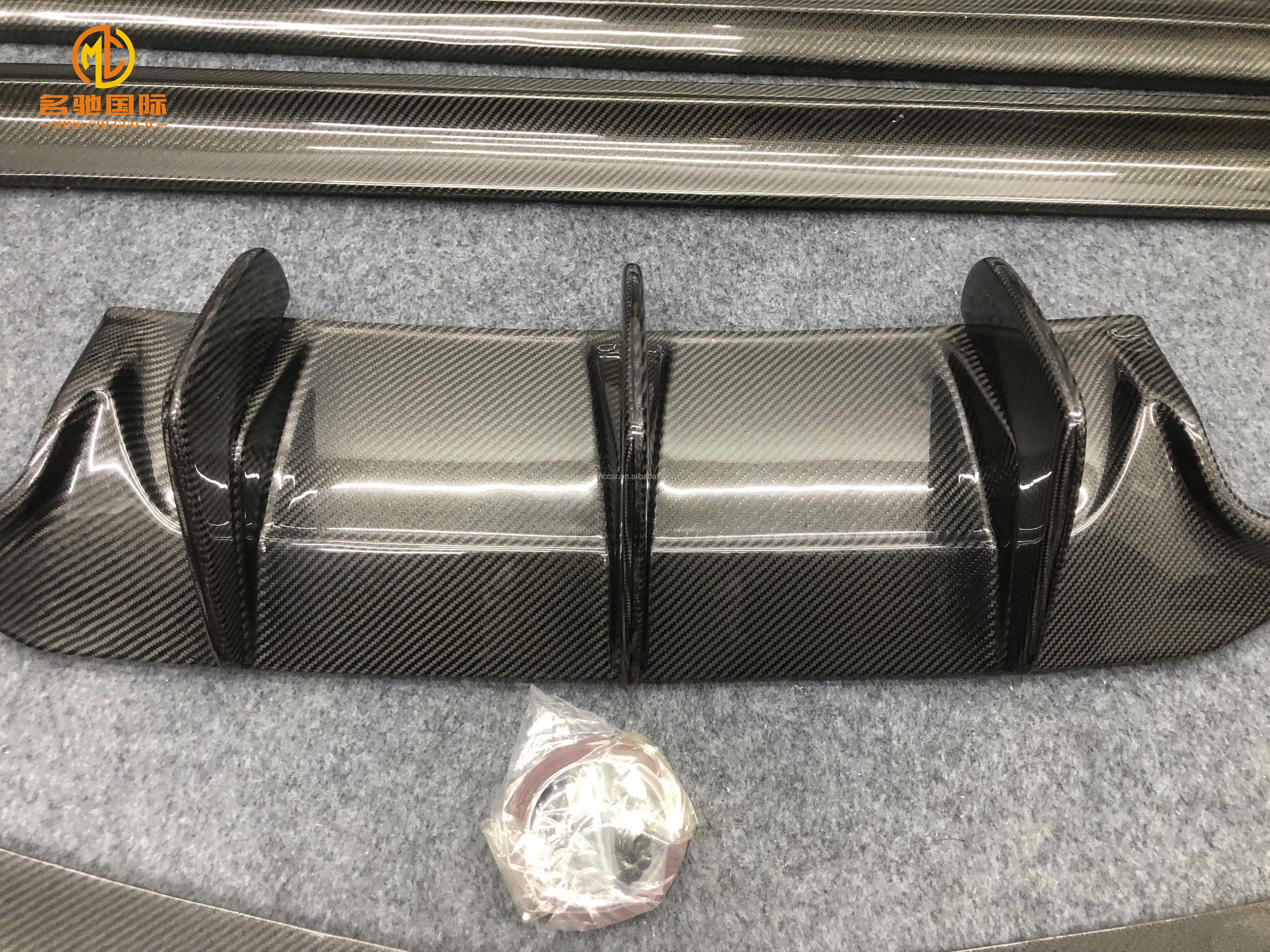 High Quality C63 AMG Front Lip Side Skirt Diffuser For Mercedes Benz W204 C63 Carbon Fiber Body Kit