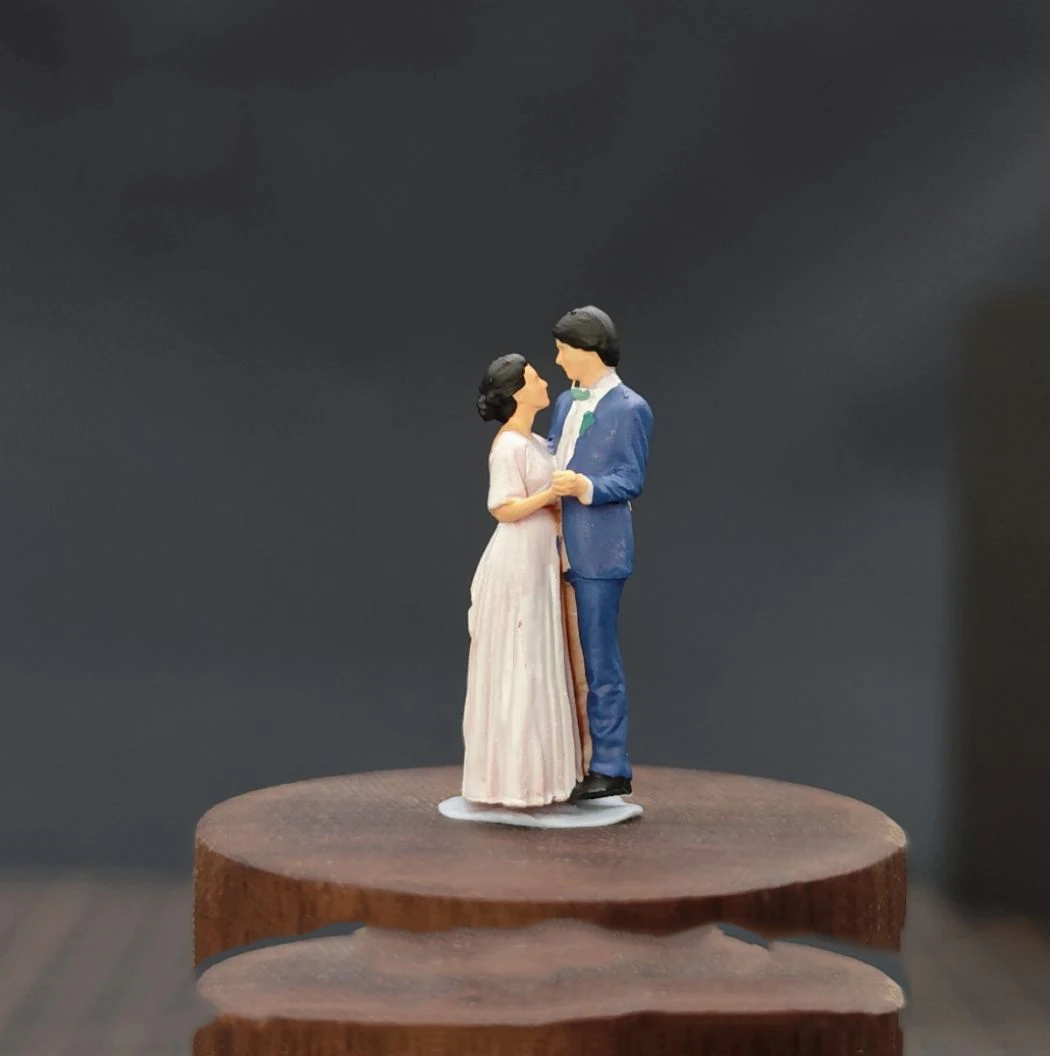 Resin Handmade Painted 1/64 Couple Collection Diorama Figure Model  Miniature Creative Photography Display Collection Decoration