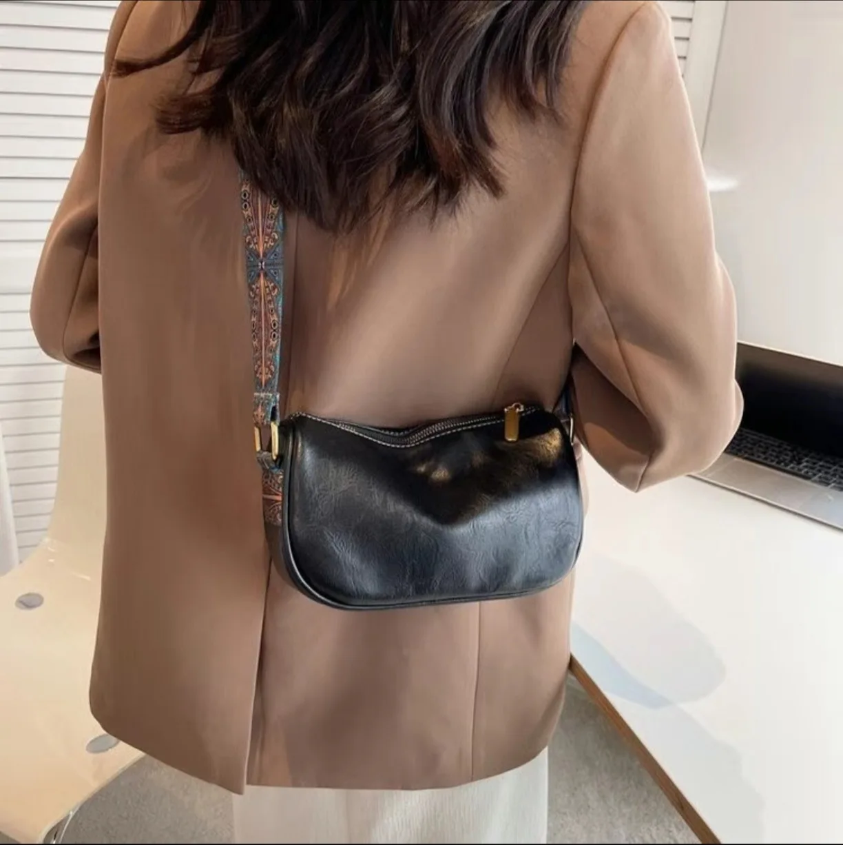 

2025 New Soft Leather Large Capacity Shoulder & Crossbody Bag