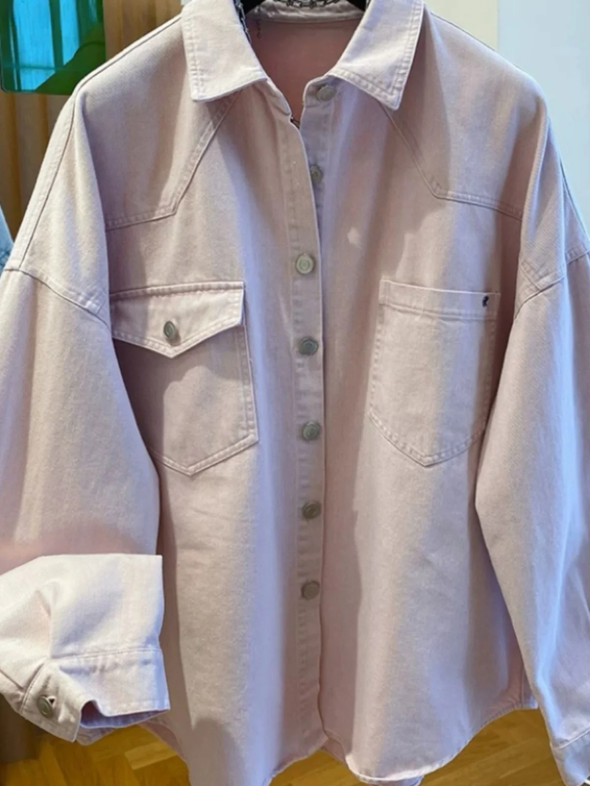 Luźny długi płaszcz jeansowy damski na wiosnę 2025, nowy, elegancki, różowy, casualowy, klasyczny kołnierz, odzież wierzchnia, modny płaszcz damski.