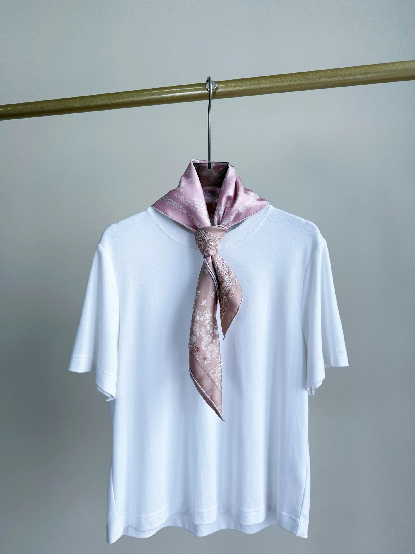 strawberry-cocoa-double-sided-silk-scarf-100-silk-14-momme-women's-62cm-square-silk-scarf-versatile-fashion-accessory
