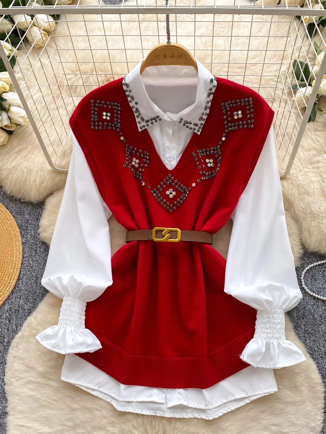 

Комплект из двух предметов: Тяжелый вязаный жилет с вышивкой и рубашка с длинным рукавом из полиэстера в студенческом стиле для повседневной носки