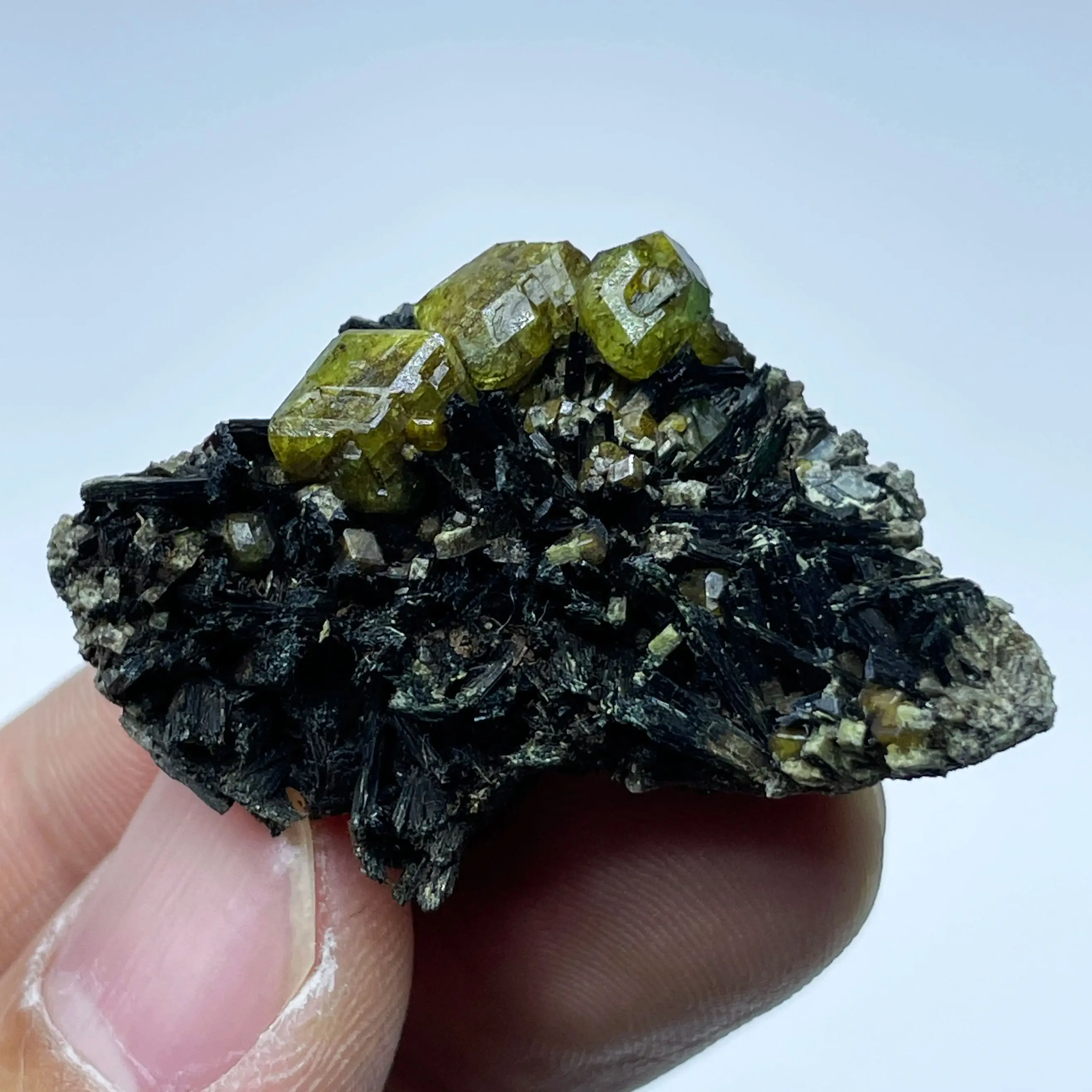 Espécimen Mineral de Granate Demantoid Natural con Paragenesis de Calcita, Piedras Curativas, Decoración para el Hogar
