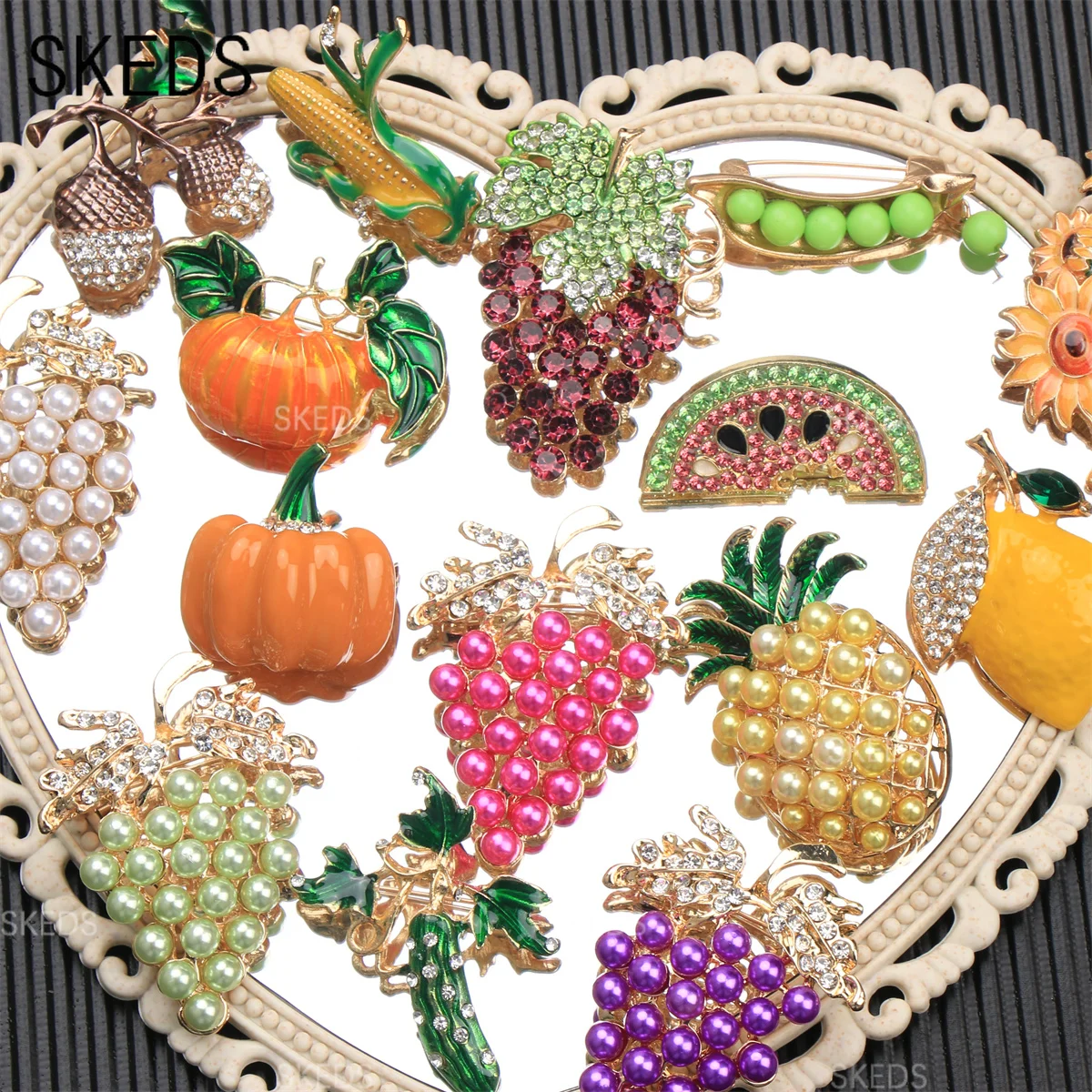 SKEDS Classic Fruit Series Pins Brooches for Woman Men Luxury Designer Jewelry Vintage Pumpkin Grape Corsage Pin Grande Broche