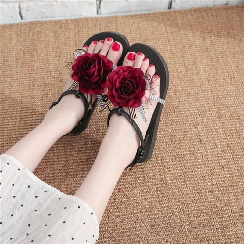 

2026 New Women's Flat Roman Style Flip-Flop Sandals with Floral Design for Beach Vacation Summer Fashion
