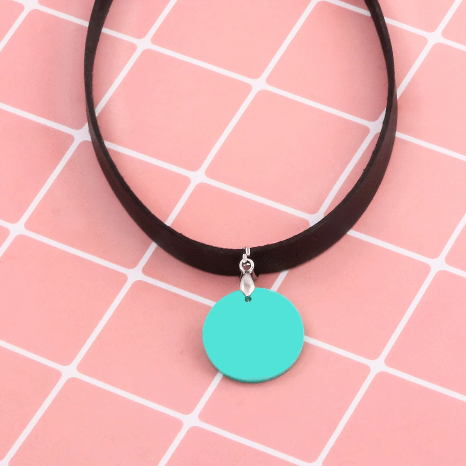 أنيمي دان دا دان قلادة الأخضر الاكريليك تأثيري Ayase مومو الدعائم المعلقات امرأة سلسلة مجوهرات المشجعين هدية ياردروب اكسسوارات #1