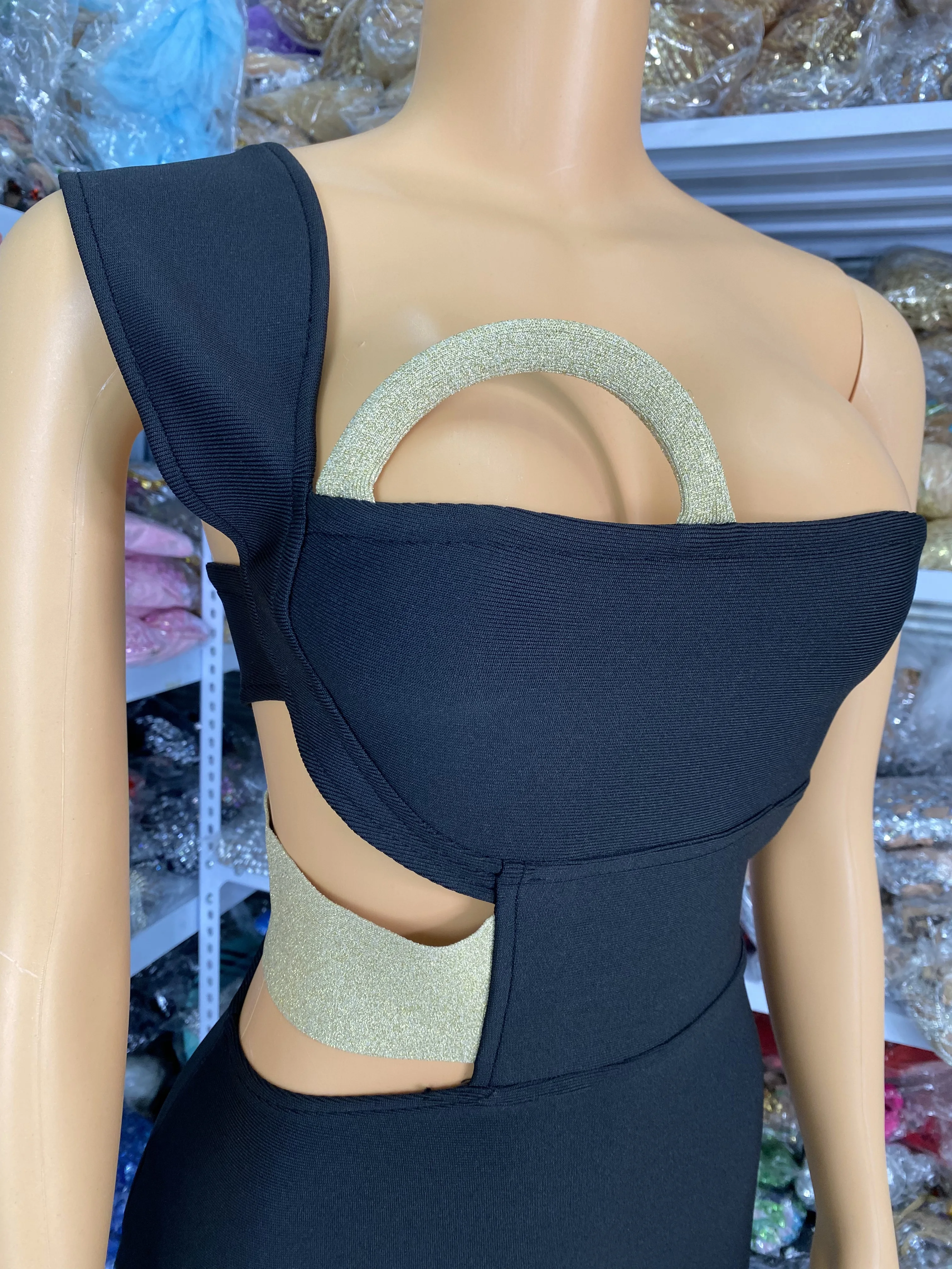 Mini vestido Bandage negro de nuevo diseño para mujer, vestido de fiesta de noche de celebridad con un hombro recortado con inserción dorada, moda de alta gama