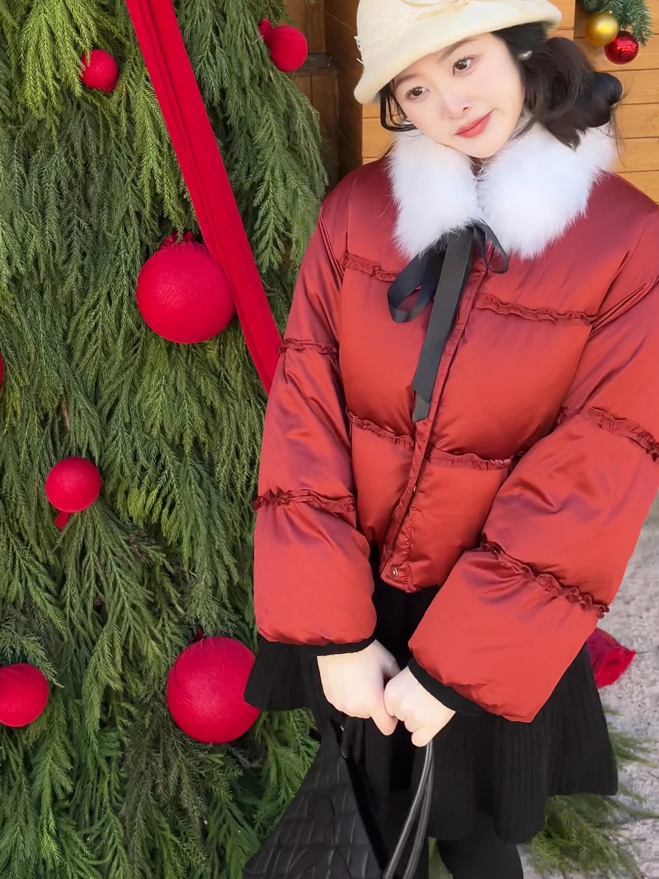 

Красное атласное пуховое пальто с белым пухом, теплое, винтажное, короткое, на пуговицах, с длинными рукавами, без капюшона, для Нового года