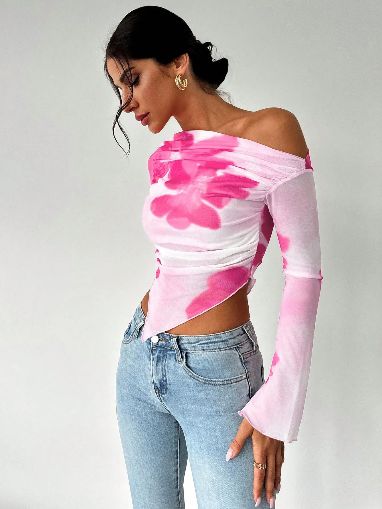 

Новая женская элегантная дизайнерская футболка с постепенным принтом и неровным подолом с открытыми плечами и длинными рукавами.