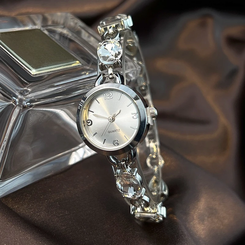 الإبداعية كريستال مطعمة المرأة سوار ساعة بسيطة صغيرة الطلب كوارتز ساعة اليد موضة سوار قابل للتعديل هدية عيد ميلاد
