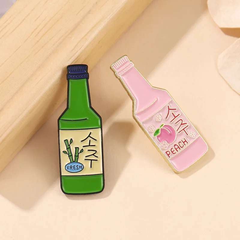 Weinflaschen-Brosche, Cartoon-Motiv, niedlich, Soju-Pfirsich, Metallabzeichen, kleines Geschenk, Großhandel, Taschennadeln für Rucksäcke, dekorative Broschen, Kappennadel