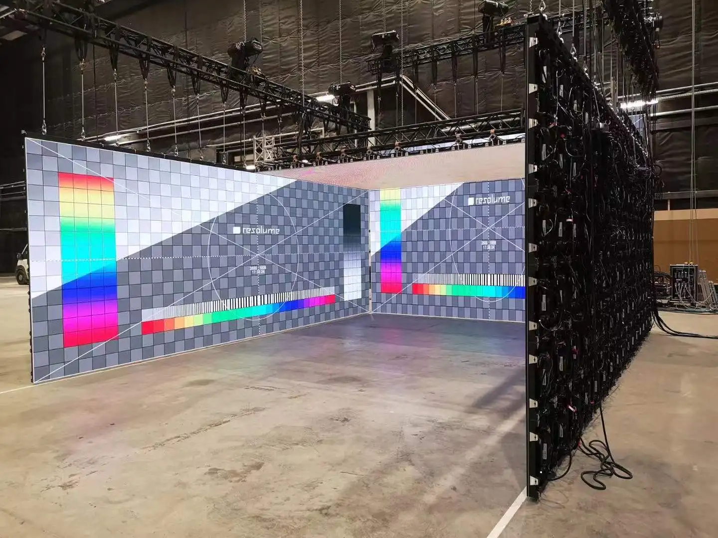 Digital Signage P1.95 XR VR Cinema Reality Virtual Production LED Display Giant Video Wall for Virtual Reality Backgrounds view 6