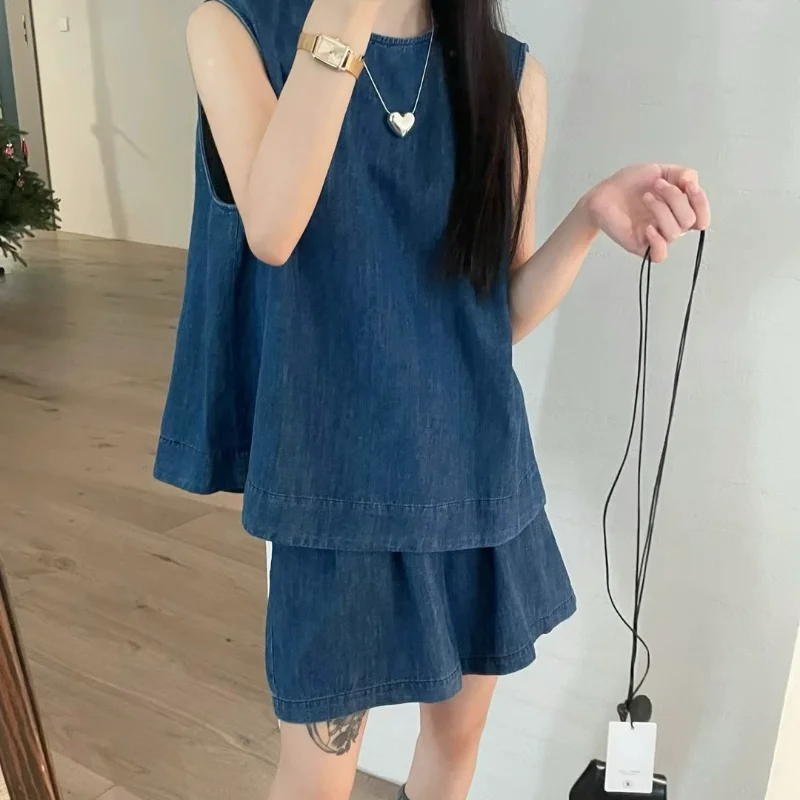 

Chic Youthful Women's Clothing Set Round Neck Denim Top Back Accent Elastic Waist Shorts 2026 Summer