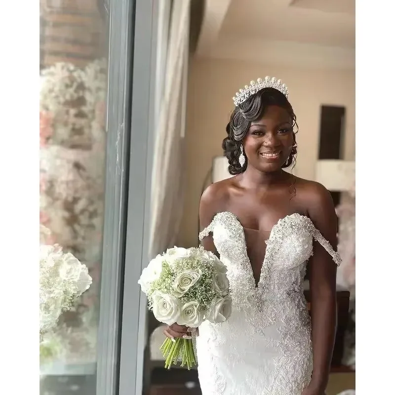 Maßgeschneiderte Spitzen-Hochzeitskleider im Meerjungfrauen-Stil mit Perlenbesatz und schulterfreiem Design, bezaubernde Brautkleider, arabische, maßgefertigte Kleider für die Hochzeit.