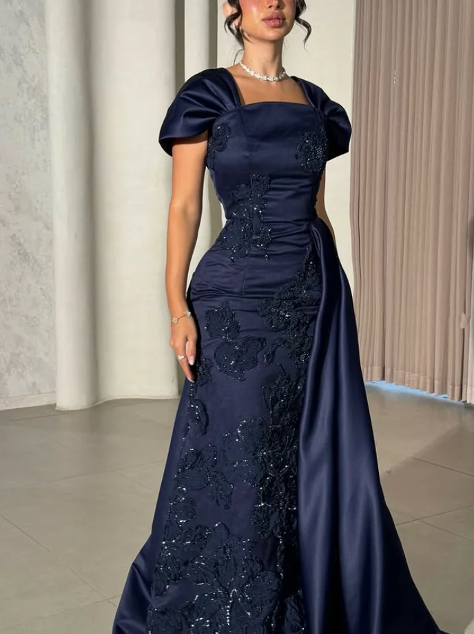 فساتين رسمية طويلة للحفلات الراقصة باللون الأزرق الداكن مع تنورة من الدانتيل والتطريز وأكمام قصيرة مخصصة من الجيرسيه للحفلات المسائية