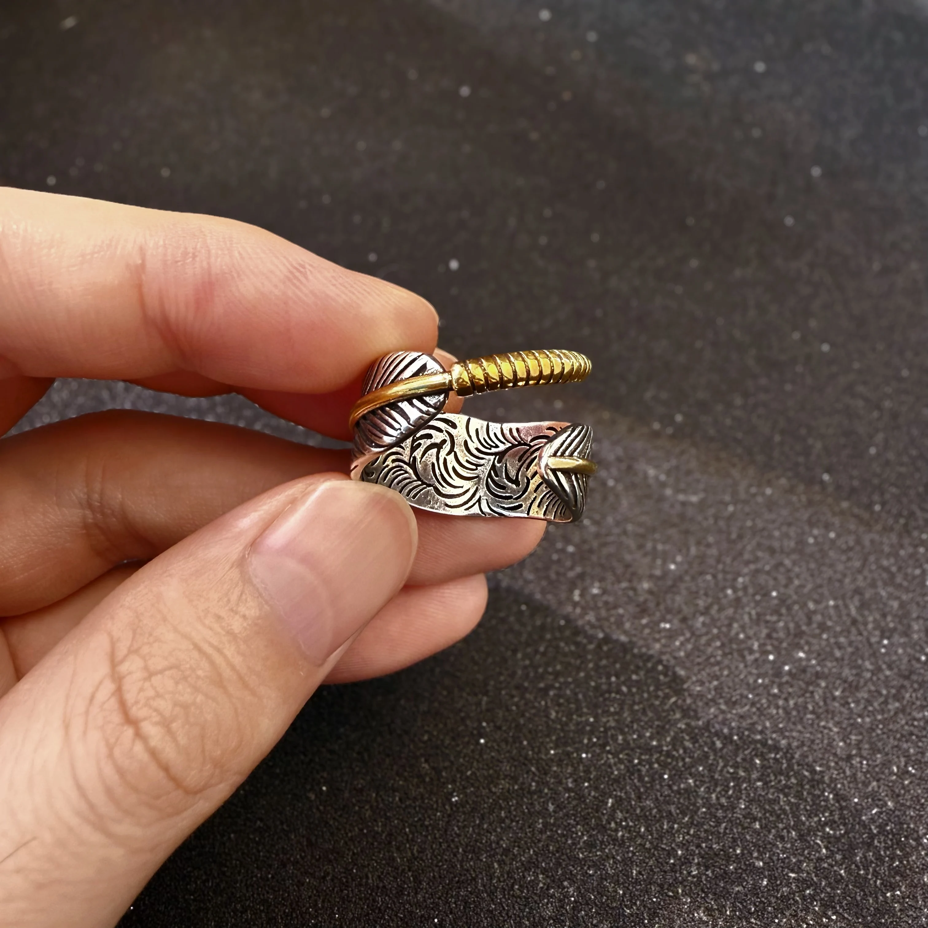 Retro Goldener Feder-Graffiti Verstellbarer Offener Ring für Männer Punk Gothic Edgy Versilbertes Messing Schmuck Biker-Accessoires Geschenk – Detail 9