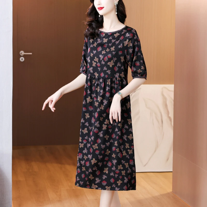 فستان نسائي صيفي أسود من الساتان العتيق فستان ضيق فاخر 2025 فستان مكتب سيدة منقوش عليه زهور من الحرير ميدي أنيق غير رسمي للحفلات الليلية