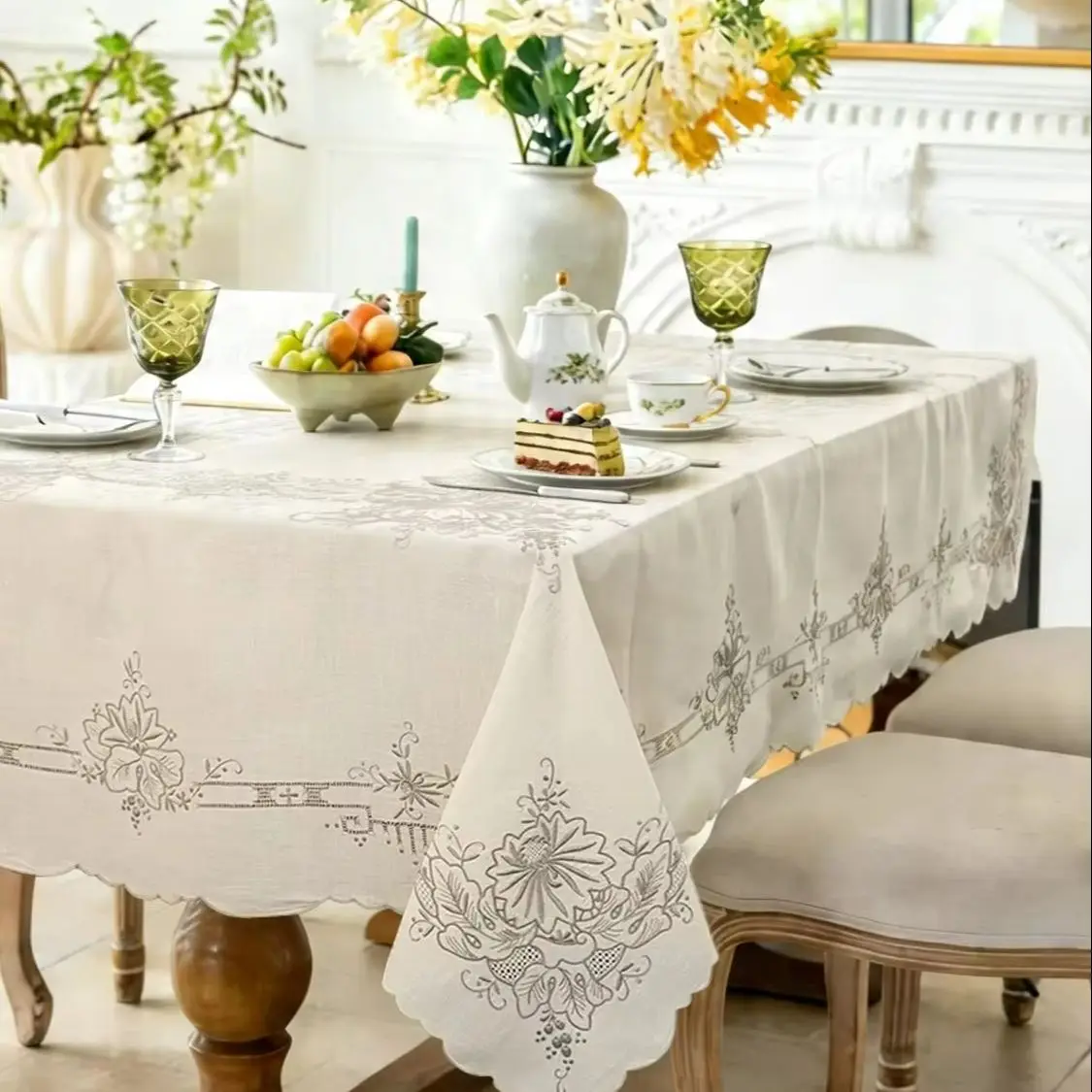 Handbestickte Leinen-Tischdecke 50x67 Zoll - Limitierte Auflage Cutwork Blumenmuster 100% Leinen Erbstück-Tischdecke mit Muschelkanten – Detail 1