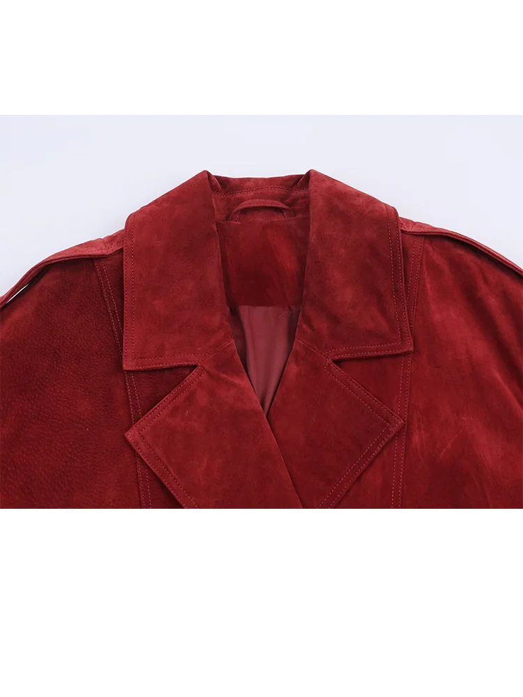 Damska kurtka w stylu casual z kołnierzykiem, długimi rękawami, dwurzędowym zapięciem, ozdobnymi kieszeniami, luźna, krótka, jednolita.