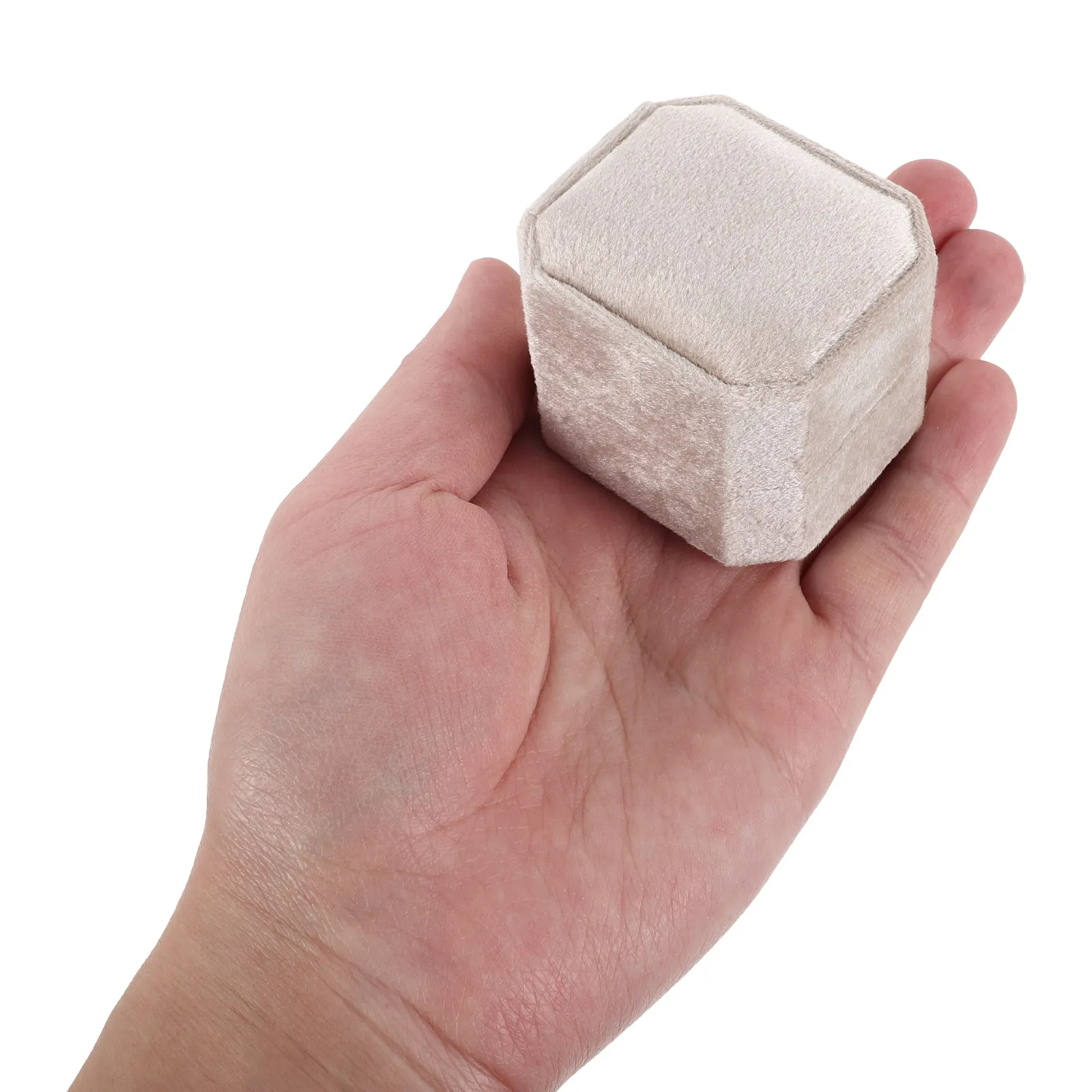 

Премиальная маленькая шкатулка для колец с вращающимся отсеком для демонстрации обручальных колец — идеальная упаковка для свадебных украшений и аксессуар для церемоний.