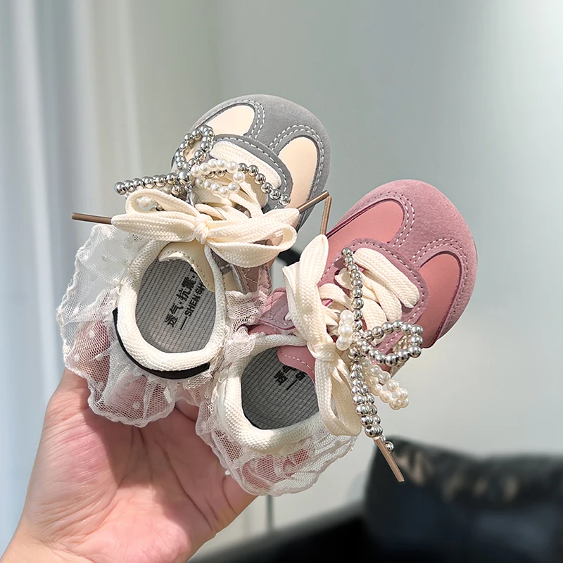 

Детская повседневная обувь для девочек, весна 2024, новая мода в корейском стиле, нескользящие универсальные шикарные кружевные кроссовки с бантом на мягкой подошве