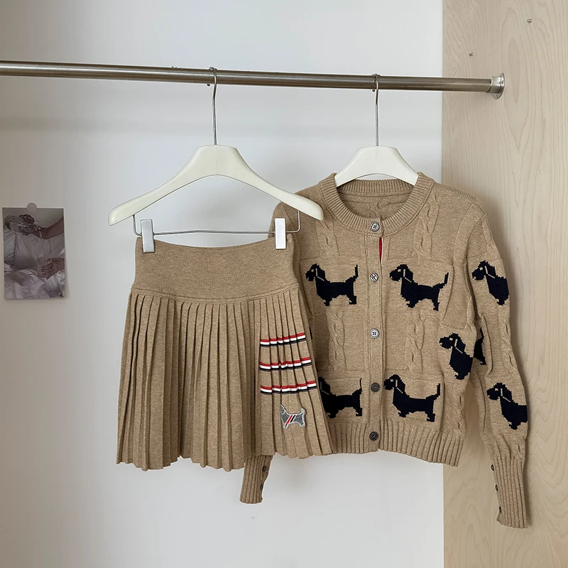 

Вязаный свитер цвета хаки с рисунком собаки колледжа, кардиган и плиссированная юбка, комплект из двух предметов, Новое поступление для женщин 2024