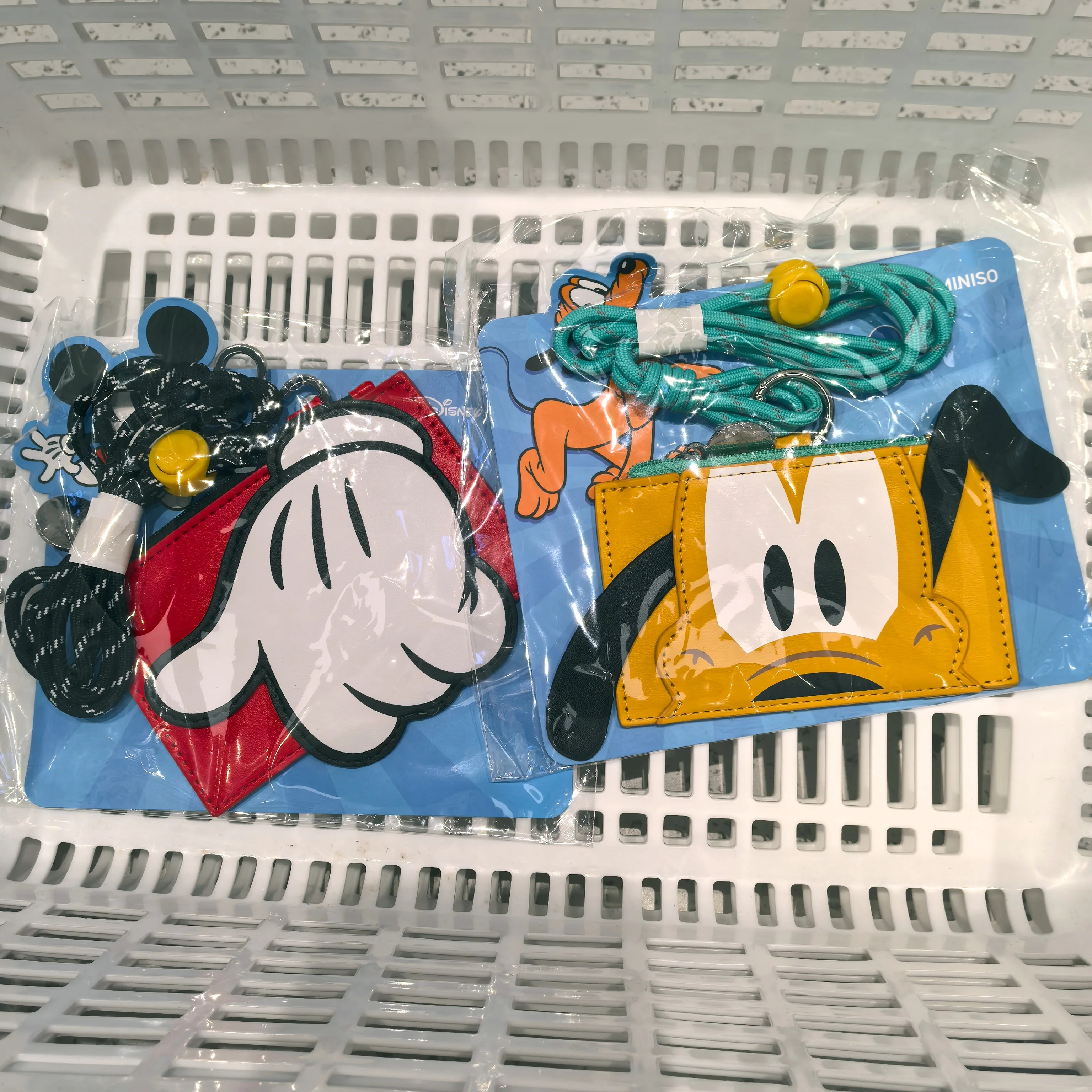 

Disney Pluto 95th AnniversaryacardHolder Keychain Set, Vintage Retro Desigh Official Licensed Collectible Giftfor Disney Fans