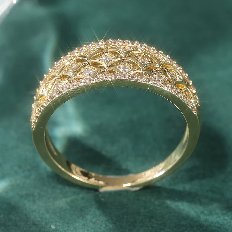 Exquisiter goldfarbener, mit weißen Steinen und CZ-Steinen besetzter Damenring, geometrisch, hohl, für den täglichen Gebrauch, Partyschmuck – Detail 3