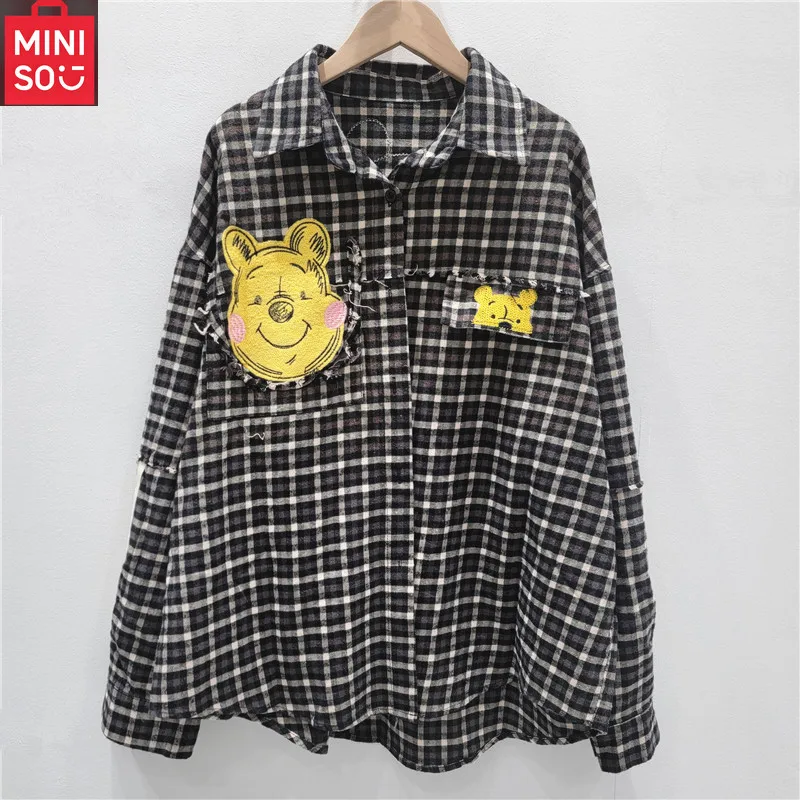 MINISO europeo 2025 otoño nueva camisa suelta de manga larga de dibujos animados a cuadros de estilo occidental de edición mediana a grande